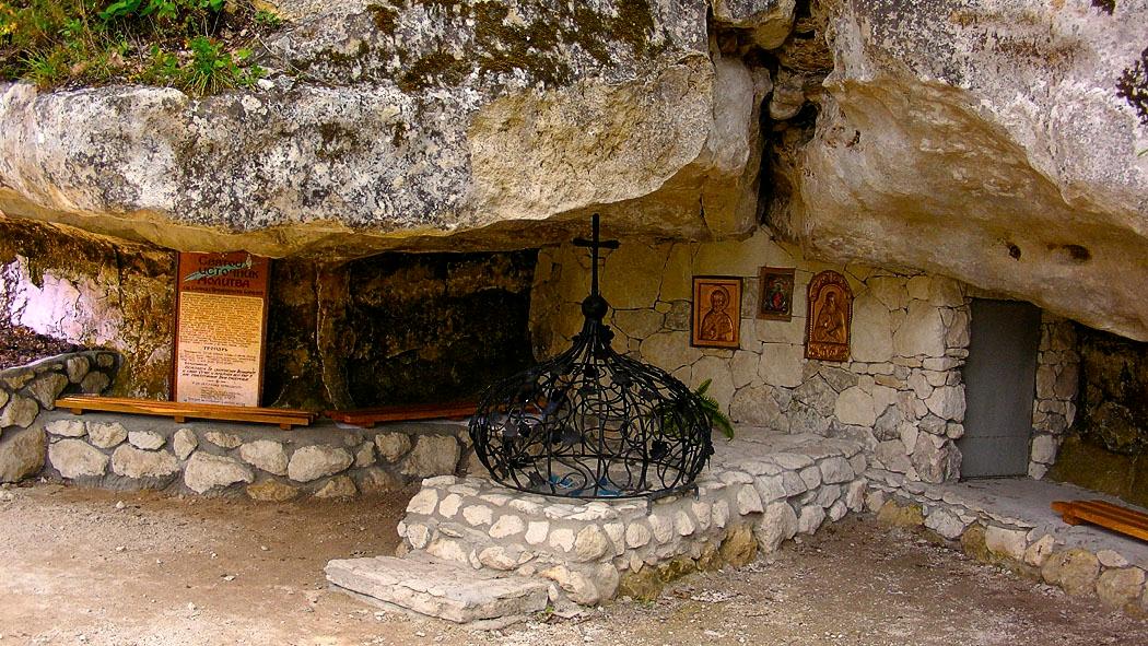 пещерный монастырь Качи-Кальон, источник святой Анастасии